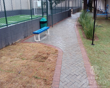 Execuo de pavimentao de piso com blocos de concreto para academia externa do condomnio