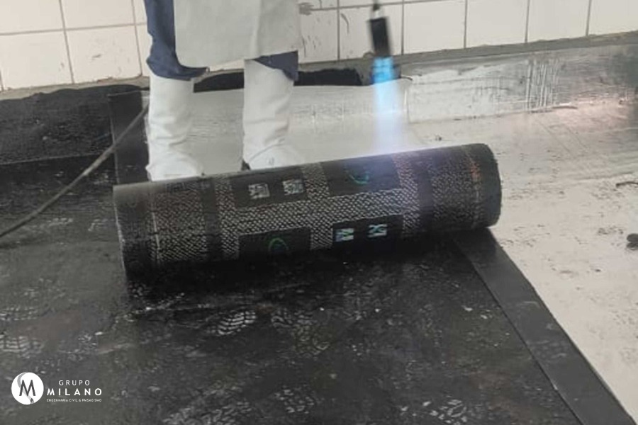 Fig 4 - Aplicao de Manta Asfltica Aluminizada